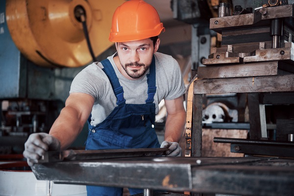 Esperto di lavorazioni meccaniche al lavoro.