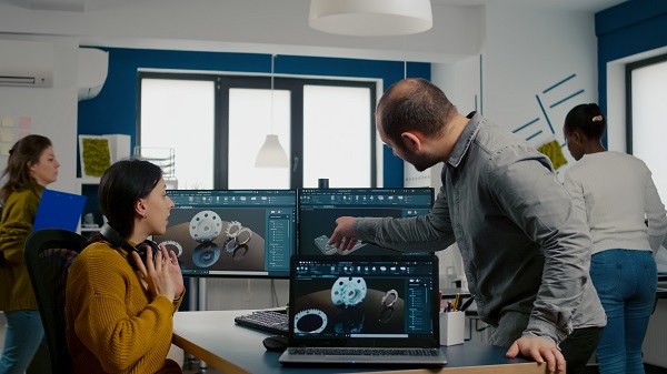 Ingegneri e tecnici collaborano alla progettazione per la produttività.